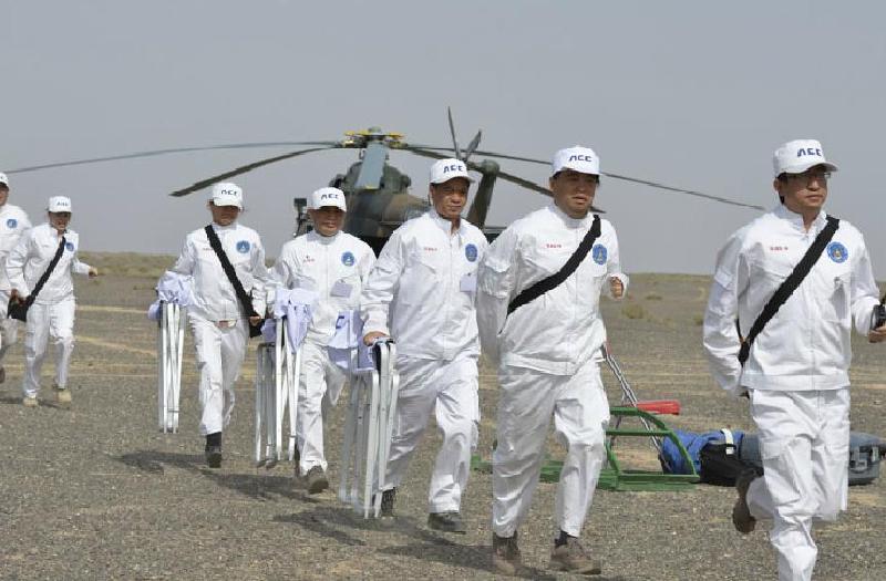 Medical staff participate in a search and rescue drill for the Shenzhou IX manned spacecraft mission, June 13, 2012. [Photo/Asianewsphoto]