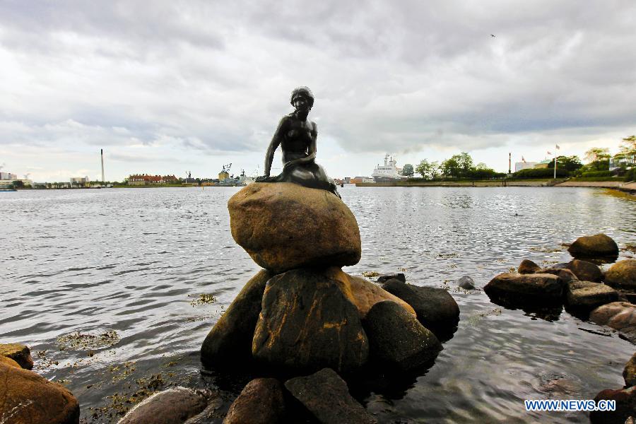 Photo taken on June 11, 2012 show the world famous Little Mermaid in Copenhagen, capital of Denmark. (Xinhua/Zhou Lei) 
