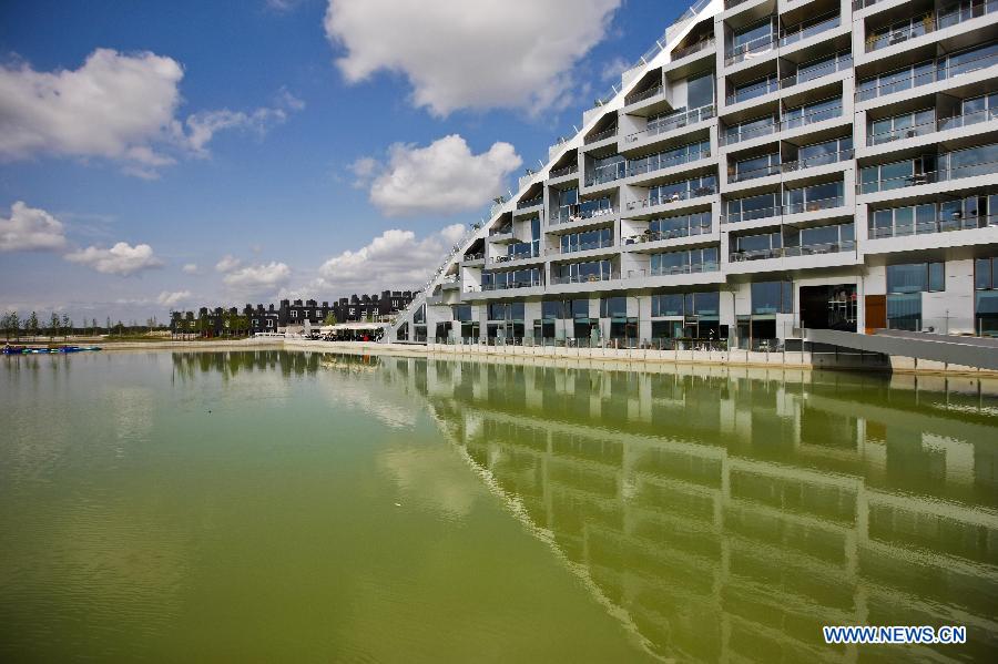 Photo taken on June 12, 2012 shows the '8 Tallet', a green-roofed eco-village in Copenhagen, capital of Denmark. (Xinhua/Zhou Lei) 