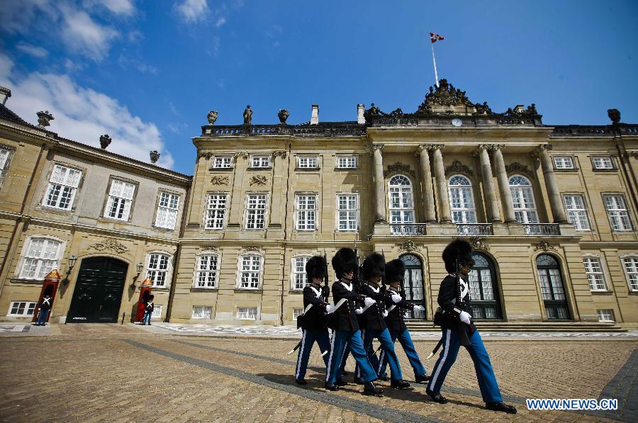 Royal guards walk in front of the royal palace in Copenhagen, capital of Denmark, June 12, 2012. (Xinhua/Zhou Lei) 