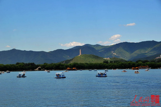 Built in 1950 during Emperor Qianlong's reign in the Qing Dynasty, the 150-meter long bridge links the eat bank and the South Lake Island in the Summer Palace. It is the longest bridge in any Chinese imperial garden and was named for its seventeen arches. 