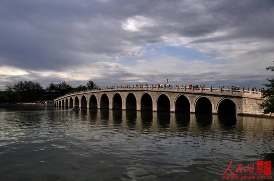 Built in 1950 during Emperor Qianlong's reign in the Qing Dynasty, the 150-meter long bridge links the eat bank and the South Lake Island in the Summer Palace. It is the longest bridge in any Chinese imperial garden and was named for its seventeen arches. 