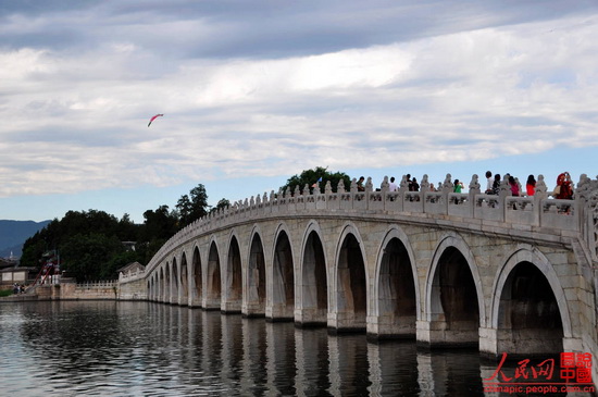 Built in 1950 during Emperor Qianlong's reign in the Qing Dynasty, the 150-meter long bridge links the eat bank and the South Lake Island in the Summer Palace. It is the longest bridge in any Chinese imperial garden and was named for its seventeen arches. 