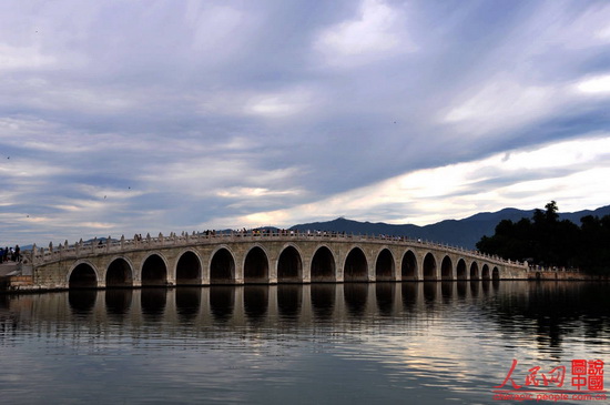 Built in 1950 during Emperor Qianlong's reign in the Qing Dynasty, the 150-meter long bridge links the eat bank and the South Lake Island in the Summer Palace. It is the longest bridge in any Chinese imperial garden and was named for its seventeen arches. 