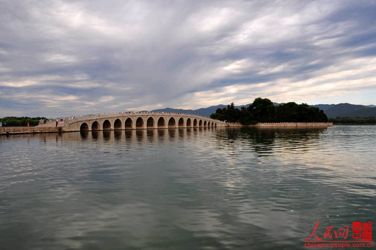 Built in 1950 during Emperor Qianlong's reign in the Qing Dynasty, the 150-meter long bridge links the eat bank and the South Lake Island in the Summer Palace. It is the longest bridge in any Chinese imperial garden and was named for its seventeen arches. 