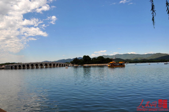 Built in 1950 during Emperor Qianlong's reign in the Qing Dynasty, the 150-meter long bridge links the eat bank and the South Lake Island in the Summer Palace. It is the longest bridge in any Chinese imperial garden and was named for its seventeen arches. 