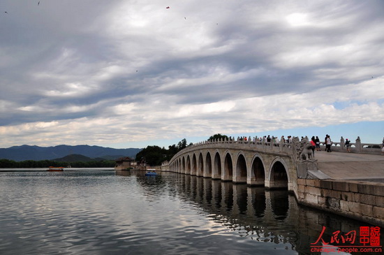 Built in 1950 during Emperor Qianlong's reign in the Qing Dynasty, the 150-meter long bridge links the eat bank and the South Lake Island in the Summer Palace. It is the longest bridge in any Chinese imperial garden and was named for its seventeen arches. 