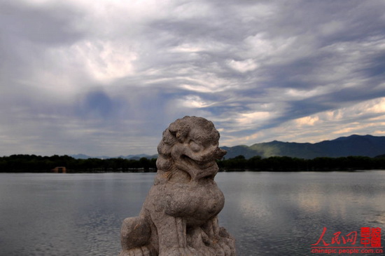 Built in 1950 during Emperor Qianlong's reign in the Qing Dynasty, the 150-meter long bridge links the eat bank and the South Lake Island in the Summer Palace. It is the longest bridge in any Chinese imperial garden and was named for its seventeen arches. 