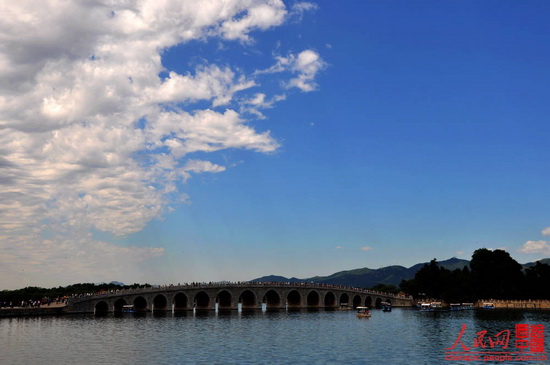 Built in 1950 during Emperor Qianlong's reign in the Qing Dynasty, the 150-meter long bridge links the eat bank and the South Lake Island in the Summer Palace. It is the longest bridge in any Chinese imperial garden and was named for its seventeen arches. 