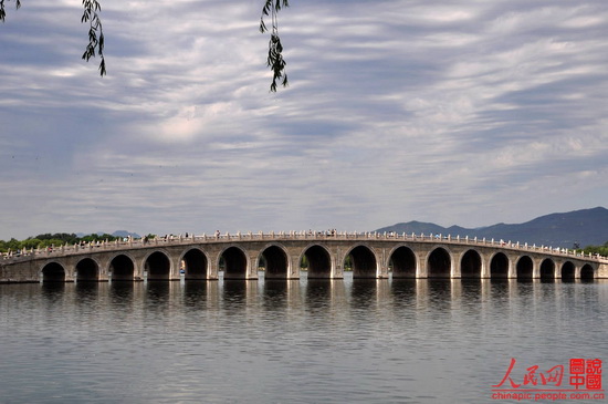 Built in 1950 during Emperor Qianlong's reign in the Qing Dynasty, the 150-meter long bridge links the eat bank and the South Lake Island in the Summer Palace. It is the longest bridge in any Chinese imperial garden and was named for its seventeen arches. 