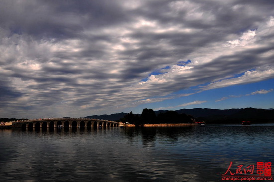 Built in 1950 during Emperor Qianlong's reign in the Qing Dynasty, the 150-meter long bridge links the eat bank and the South Lake Island in the Summer Palace. It is the longest bridge in any Chinese imperial garden and was named for its seventeen arches. 