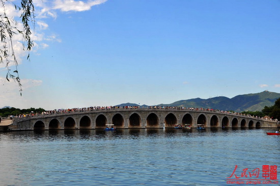 Built in 1950 during Emperor Qianlong's reign in the Qing Dynasty, the 150-meter long bridge links the eat bank and the South Lake Island in the Summer Palace. It is the longest bridge in any Chinese imperial garden and was named for its seventeen arches. 