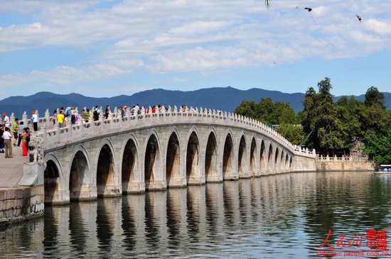 Built in 1950 during Emperor Qianlong's reign in the Qing Dynasty, the 150-meter long bridge links the eat bank and the South Lake Island in the Summer Palace. It is the longest bridge in any Chinese imperial garden and was named for its seventeen arches. 