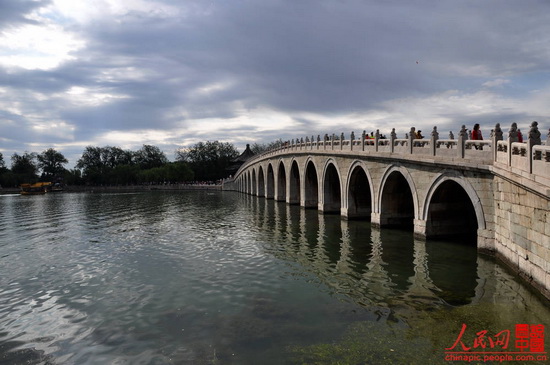 Built in 1950 during Emperor Qianlong's reign in the Qing Dynasty, the 150-meter long bridge links the eat bank and the South Lake Island in the Summer Palace. It is the longest bridge in any Chinese imperial garden and was named for its seventeen arches. 