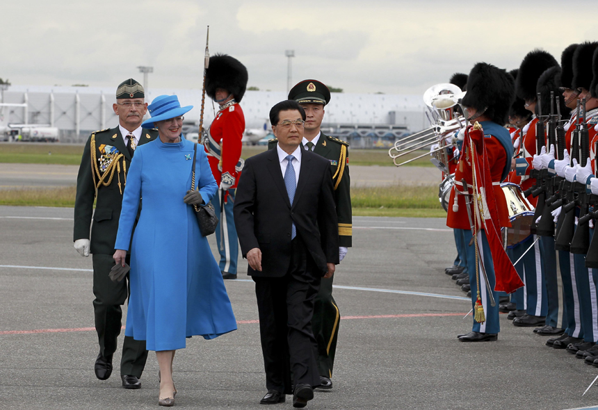 Chinese President Hu Jintao is welcomed by Denmark's Queen Margrethe II upon their arrival in Copenhagen, Denmark, June 14, 2012. Hu Jintao arrived here on Thursday for a state visit to Denmark. [Photo/Xinhua] 