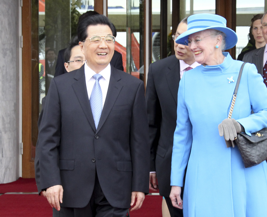 Chinese President Hu Jintao is welcomed by Denmark's Queen Margrethe II upon their arrival in Copenhagen, Denmark, June 14, 2012. Hu Jintao arrived here on Thursday for a state visit to Denmark. [Photo/Xinhua] 