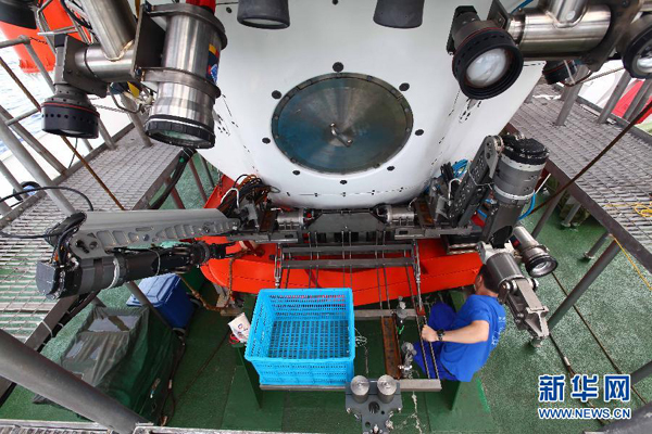 China's manned submersible, Jiaolong, made its first dive in the Mariana Trench on June 14, as part of a bid to attempt the country's deepest-ever 7,000-meter manned dive. 