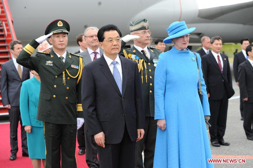 Chinese President Hu Jintao is welcomed by Denmark's Queen Margrethe II upon their arrival in Copenhagen, Denmark, June 14, 2012. Hu Jintao arrived here on Thursday for a state visit to Denmark. [Photo/Xinhua]