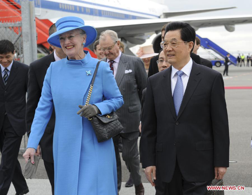 Chinese President Hu Jintao is welcomed by Denmark's Queen Margrethe II upon their arrival in Copenhagen, Denmark, June 14, 2012. Hu Jintao arrived here on Thursday for a state visit to Denmark. [Photo/Xinhua]