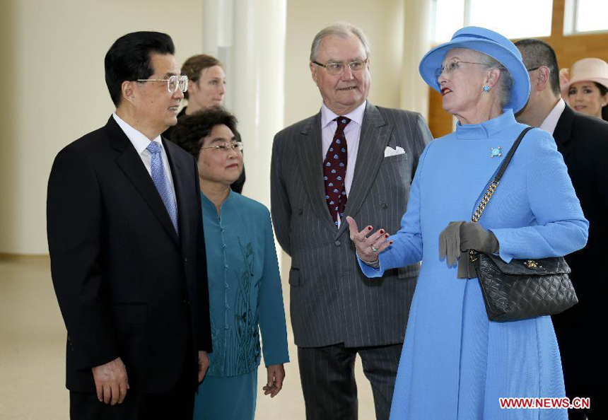 Chinese President Hu Jintao is welcomed by Denmark's Queen Margrethe II upon their arrival in Copenhagen, Denmark, June 14, 2012. Hu Jintao arrived here on Thursday for a state visit to Denmark. [Photo/Xinhua]