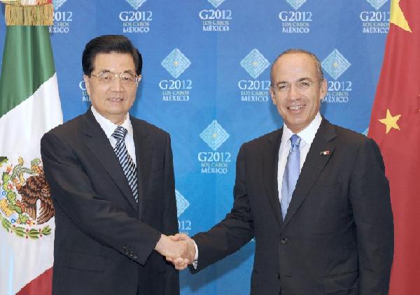 Chinese President Hu Jintao (L) meets with Mexican president Felipe Calderon to exchange views on China-Mexico ties and international issues of common concern in Los Cabos, Mexico, June 17, 2012. [Ma Zhancheng/Xinhua] 