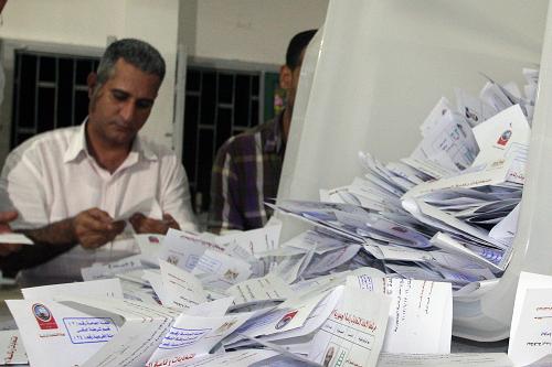 Egyptian working staff engage in vote counting. [Xinhua]