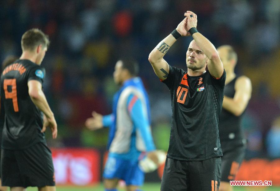 Wesley Sneijder (R) of Netherlands greets the spectators after the Group B 3rd round match agaisnt Portugal at the Euro 2012 football championships in Kharkiv, Ukraine, June 17, 2012. Portugal won 2-1. (Xinhua/Li Yong) 