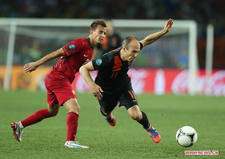 Arjen Robben of Netherlands (R) is fouled by Joao Pereira of Portugal during their Group B 3rd round match at the Euro 2012 football championships in Kharkiv, Ukraine, June 17, 2012. Portugal won 2-1. (Xinhua/Meng Yongmin) 