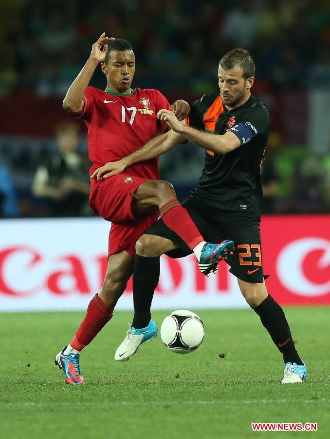 Nani (L) of Portugal vies with Rafael van der Vaart of Netherlands during their Group B 3rd round match at the Euro 2012 football championships in Kharkiv, Ukraine, June 17, 2012. Portugal won 2-1. (Xinhua/Meng Yongmin) 