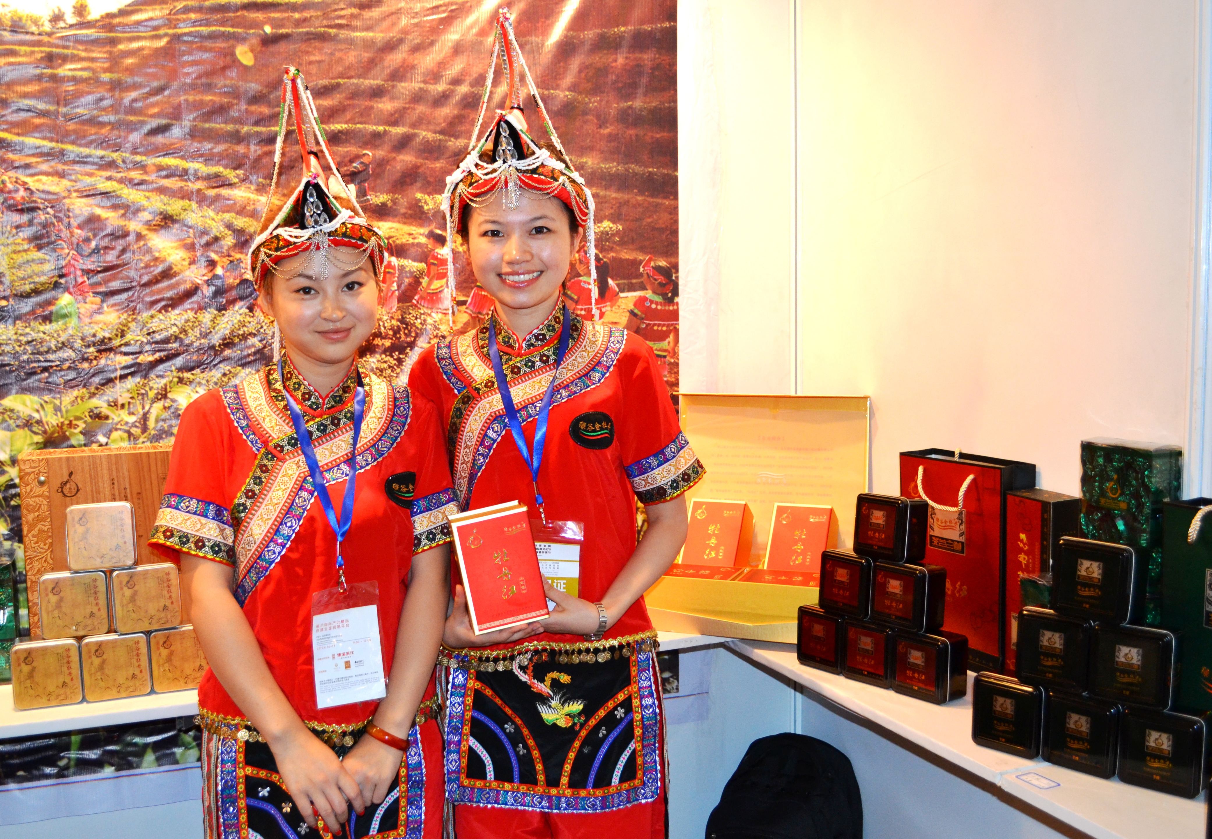 Staff from Zhejiang Shexiang Shengtai Agricultural Products Ltd., based in Longquan, Zhejiang Province, hold up their prized “Mu Dan Hong” black tea, made from organically fertilized soil. [Corey Cooper/china.org.cn]