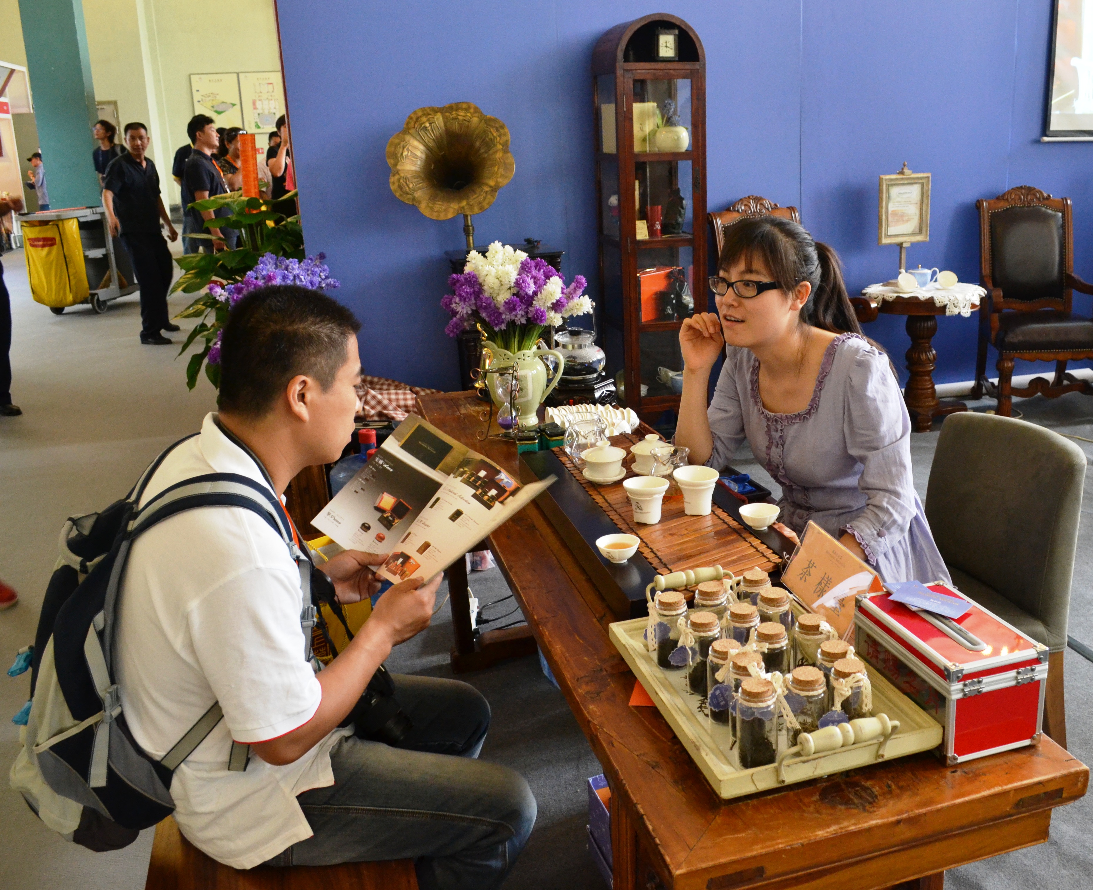 Boarding Mountain teas, a domestic importer of tea from India, Sri Lanka and other countries, displays its prestigious black teas. Its “Ceylon Classic” black tea from Sri Lanka fetches 680 yuan for a 100-gram tin. [Corey Cooper/china.org.cn]