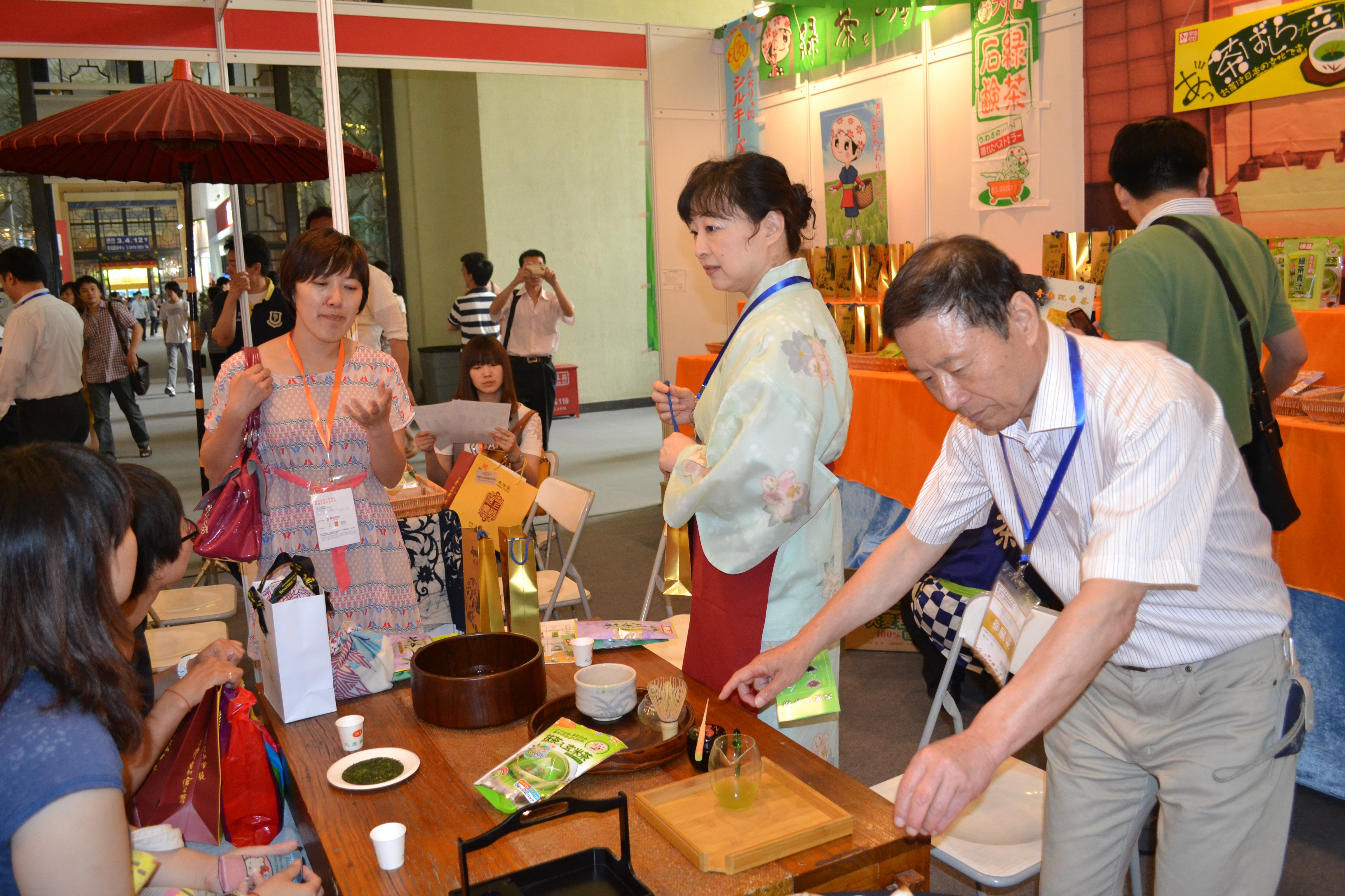 A Japanese trading company demonstrates the art of making Japanese powdered green tea, or “matcha”, to guests at the Beijing International Tea Expo 2012. [Corey Cooper/china.org.cn]