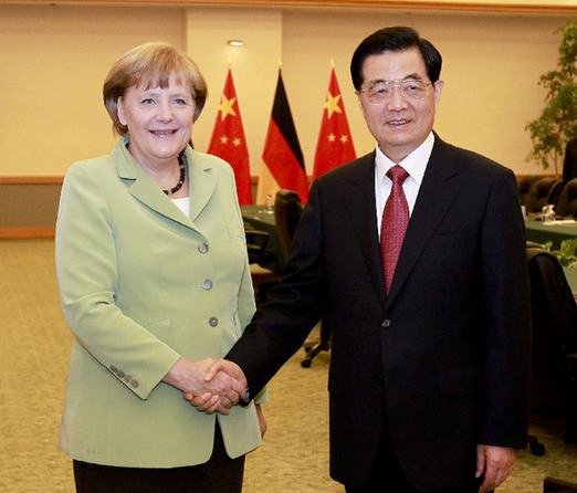 Chinese President Hu Jintao meets with German Chancellor Angela Merkel to discuss bilateral ties and other issues of common concern in Los Cabos, June 18, 2012. [Xinhua]