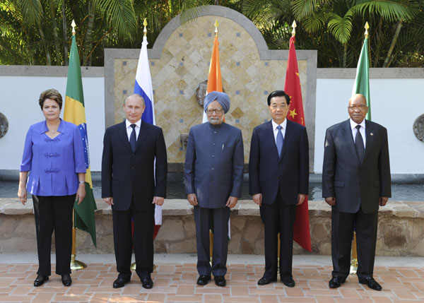 Brazilian President Dilma Roussef, Russian President Vladimir Putin,Indian Prime Minister Manmohan Singh, Chinese President Hu Jintao and South African President Jacob Zuma (L-R) pose for group photo in Los Cabos, Mexico, June 18, 2012. [Ma Zhancheng/Xinhua]