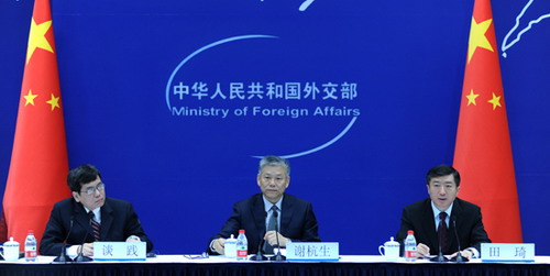 Vice-Minister of Foreign Affairs Xie Hangsheng (Middle) speaks on the United Nations Rio+20 conference on sustainable development at a news briefing. 