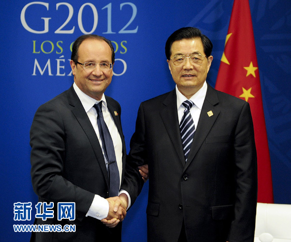 Chinese President Hu Jintao (R) meets with his French counterpart Francois Hollande on the sidelines of a summit of the Group of Twenty (G20) in Los Cabos, Mexico, June 18, 2012. [Xinhua]