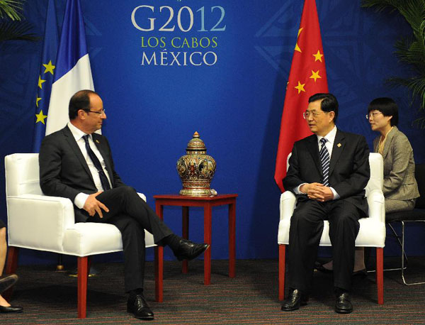 Chinese President Hu Jintao (R, front) meets with his French counterpart Francois Hollande on the sidelines of a summit of the Group of Twenty (G20) in Los Cabos, Mexico, June 18, 2012. [Xinhua] 