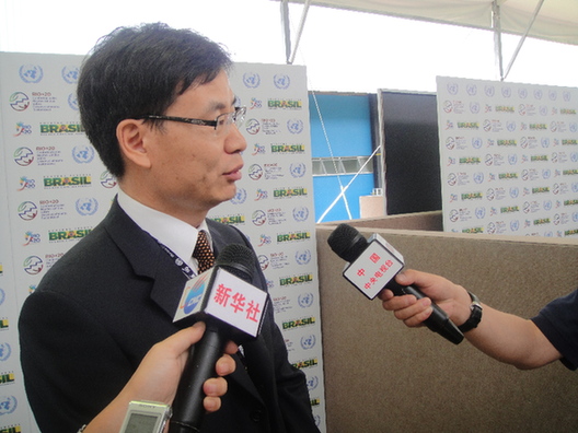 La Yifan, China's representative in the UN sustainable development negotiations prior to the Rio+20 summit, speaks to reporters in Rio de Janeiro on June 16. [Zhou Jianxiong]