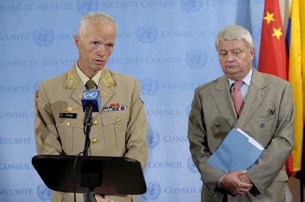Head of the UN Supervision Mission in Syria and Chief Military Observer Major-General Robert Mood (left) and peacekeeping chief Hervé Ladsous brief press. [Evan Schneider/UN Photo]