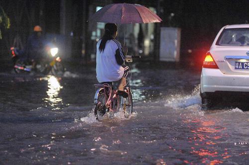 Heavy rains brought by a tropical depression hit Qionghai, Hainan Province on Sunday, June 17, 2012. [Xinhua] 