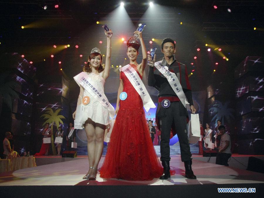 Contestants pose during the western final of the New Silk Road Model Contest in Chengdu, southwestern China's Sichuan Province, June 20, 2012. (Xinhua/Zhao Junchao)