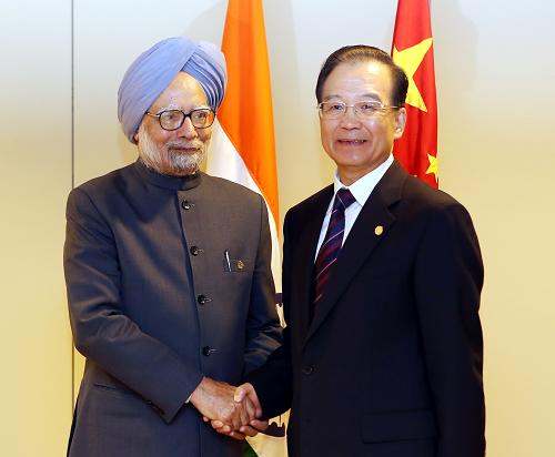 Chinese Premier Wen Jiabao(R) meets with his Indian counterpart Manmohan Singh(L) on the sidelines of the UN Conference on Sustainable Development.
