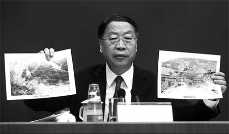 Su Bo, vice-minister of industry and information technology, shows photos of landscapes damaged by over-exploitation of rare earths at a news conference in Beijing on Wednesday. [Xinhua] 
