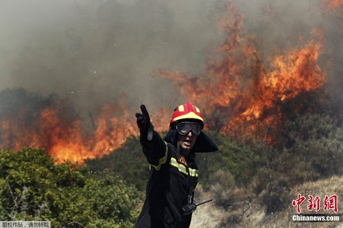 A Greek fire fighter was dead and three of his colleagues were injured when battling a wild fire raging near Athens, Greece on Wednesday. [chinanews.com] 