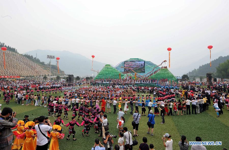 People sing and dance during a gathering in Longsheng County, south China's Guangxi Zhuang Autonomous Region, June 22, 2012, to greet the upcoming Chinese Dragon Boat Festival, which falls on June 23 this year. [Xinhua]