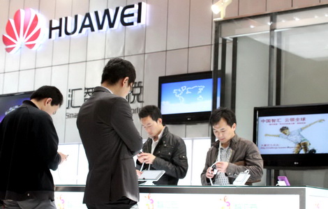 Visitors experience Huawei Technologies Co Ltd's cloud computing mobile phone at the company's booth at the Global Mobile Internet Conference in Beijing. 