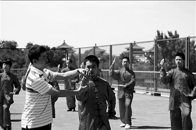 In the Beijing No. 5 Middle School Junior Branch, a teacher is giving instructions on shadow boxing. [Wang Haixin/Beijing Times]