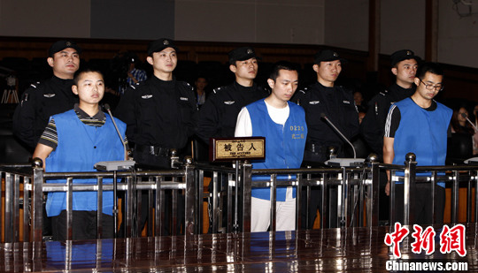 Wang Haijian(L), 25, was sentenced to death on May 14 by the Wuhan Municipal Intermediate People's Court after he detonated a homemade bomb in front of a bank in the provincial capital Wuhan in a robbery attempt late last year.[File photo] 