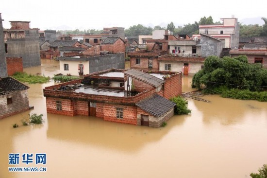 China's Guangxi region has been flooded over the past three days and left 16 people dead. The photo was taken on Sunday, June 24, 2012. [Xinhua]