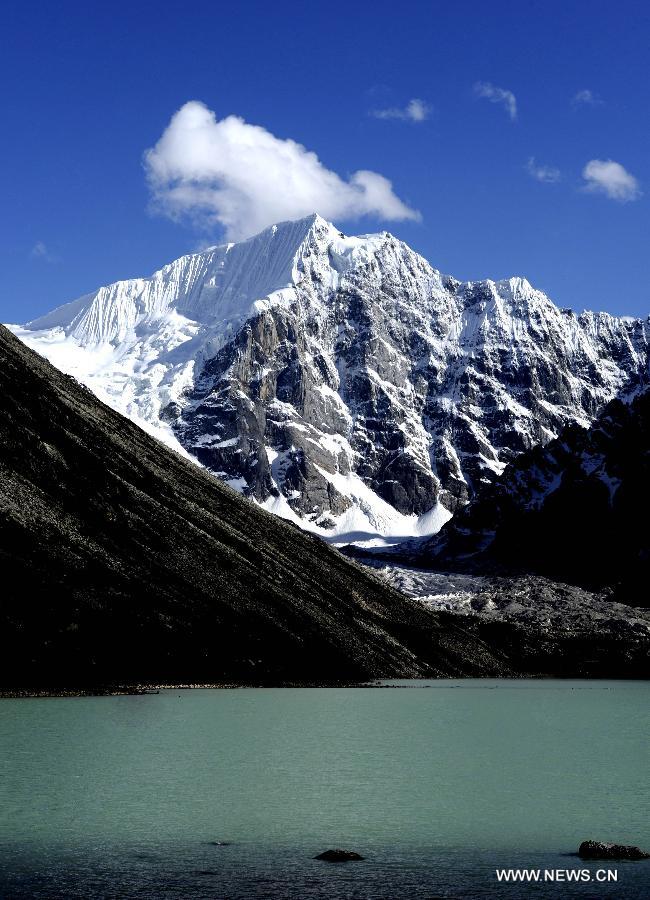 Photo taken on May 31, 2012 shows a glacial lake in Biru County, southwest China&apos;s Tibet Autonomous Region. The northern parts of the autonomous region have one of China&apos;s richiest glacier distributions, which are increasingly under the threat of global warming. (Xinhua/Chogo)